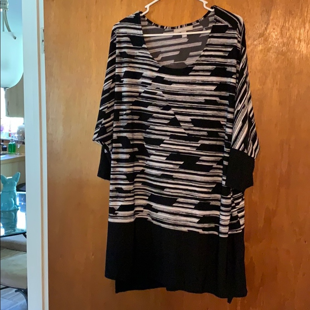 Black/white shirt with zippered 3/4 sleeves